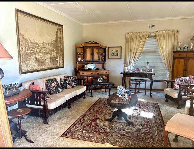 4 BEDROOM HOUSE FOR SALE IN BERGZICHT